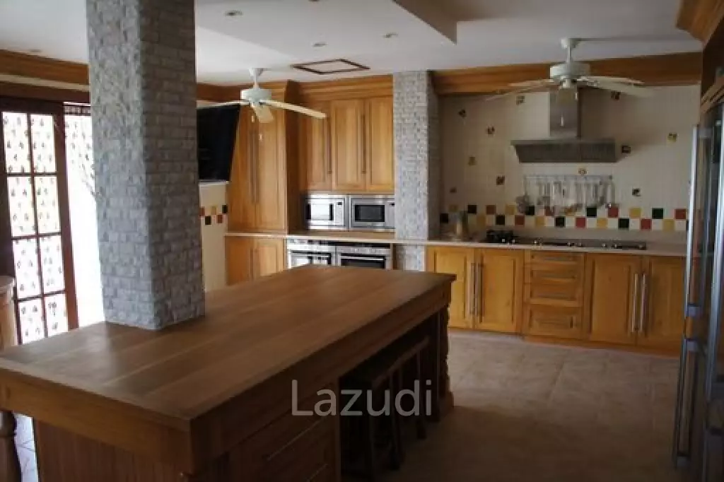 Unique 10 Bed Villa on Golf Course also suitable as a Boutique Hotel
