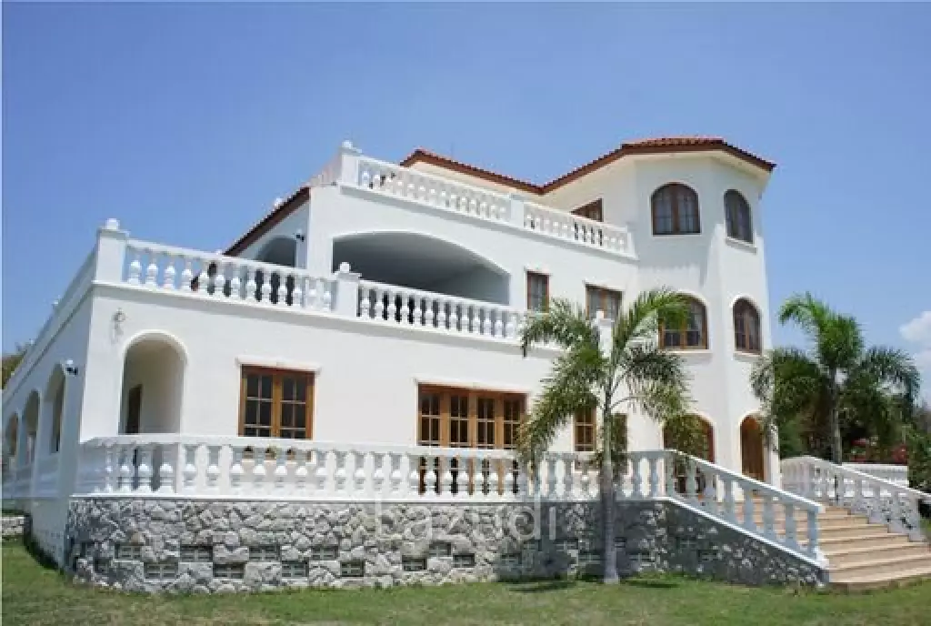Unique 10 Bed Villa on Golf Course also suitable as a Boutique Hotel