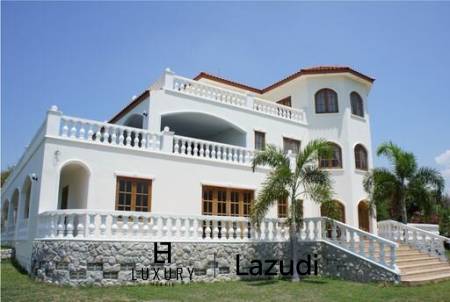 6,400 Kvm 10 Seng 13 Bad Villa for Salg