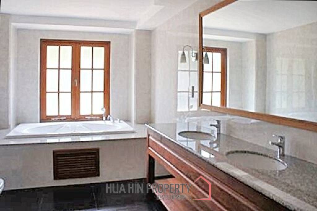 Unique 10 Bed Villa on Golf Course also suitable as a Boutique Hotel