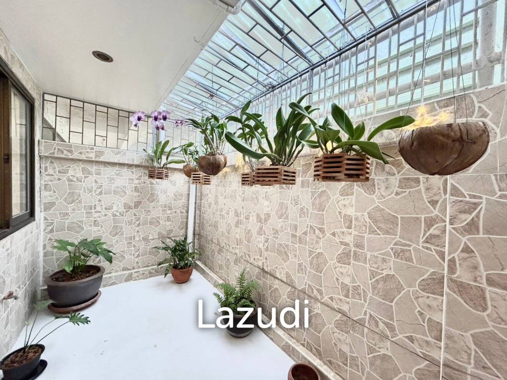 3 Storey 3 Bedroom Townhouse Just 50 m From The Beach