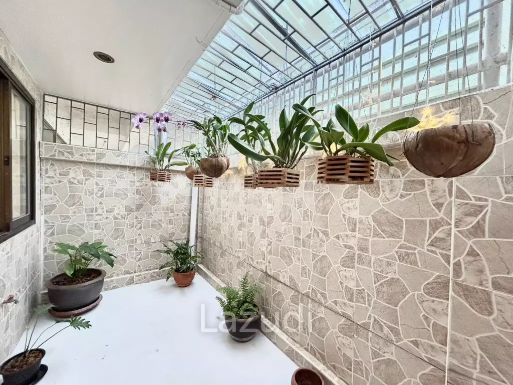 3 Storey 3 Bedroom Townhouse Just 50 m From The Beach