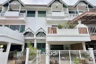 3 Bedroom Townhouse Just 50m From The Beach