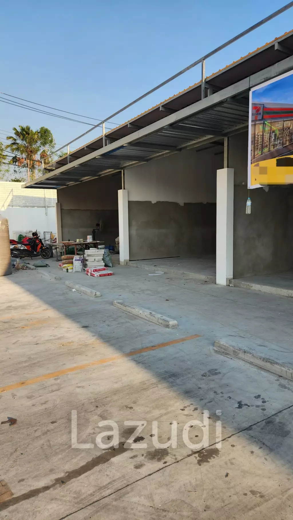 115SQM Retail Opportunity on Main Road Onnut ! 7-Eleven and Other busy Restaurants Around