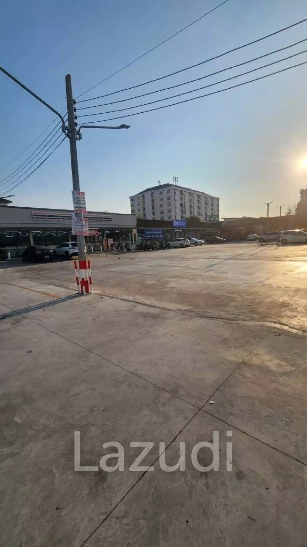 115SQM Retail Opportunity on Main Road Onnut ! 7-Eleven and Other busy Restaurants Around