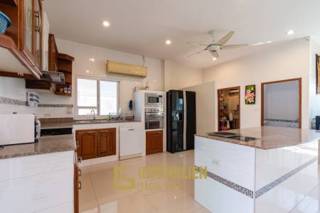 HOUSE + RESTAURANT FOR SALE : 4 bed on good location