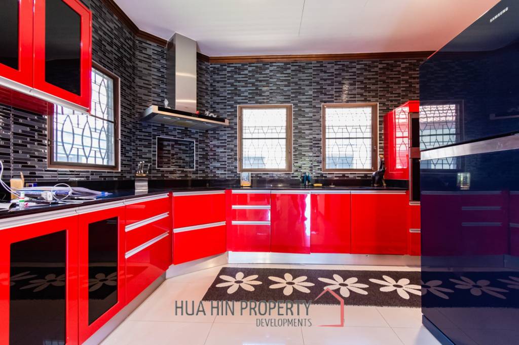 3 bed pool Villa in Resort close to City center