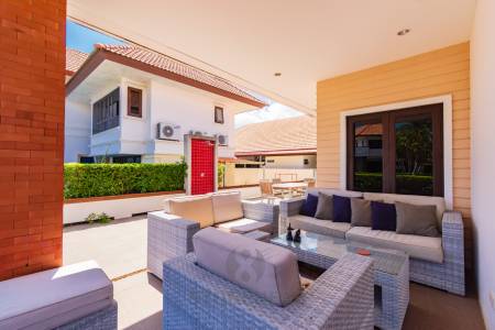 3 bed pool Villa in Resort close to City center