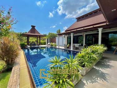 Panorama: 3 Schlafzimmer Pool Villa im Bali-Stil