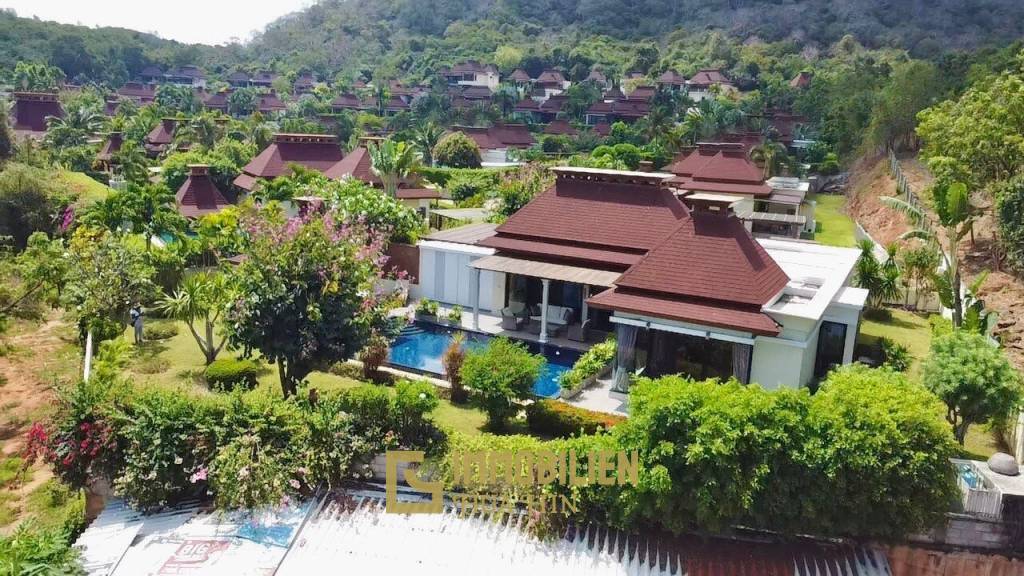 Panorama: 3 Schlafzimmer Pool Villa im Bali-Stil