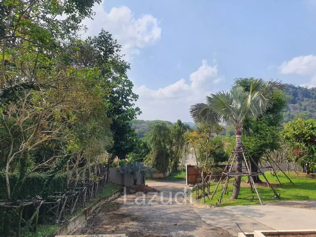 Luxurious Villa in Doi Hang, Chiang Rai with Lush Gardens