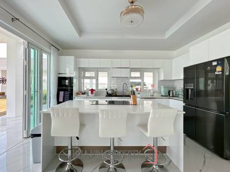 Luxury 7 Bedrooms Pool Villa Close to Black Mountain