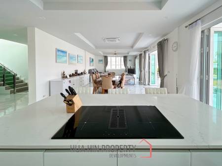 Luxury 7 Bedrooms Pool Villa Close to Black Mountain
