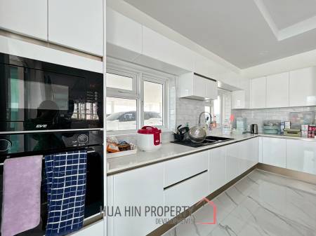 Luxury 7 Bedrooms Pool Villa Close to Black Mountain