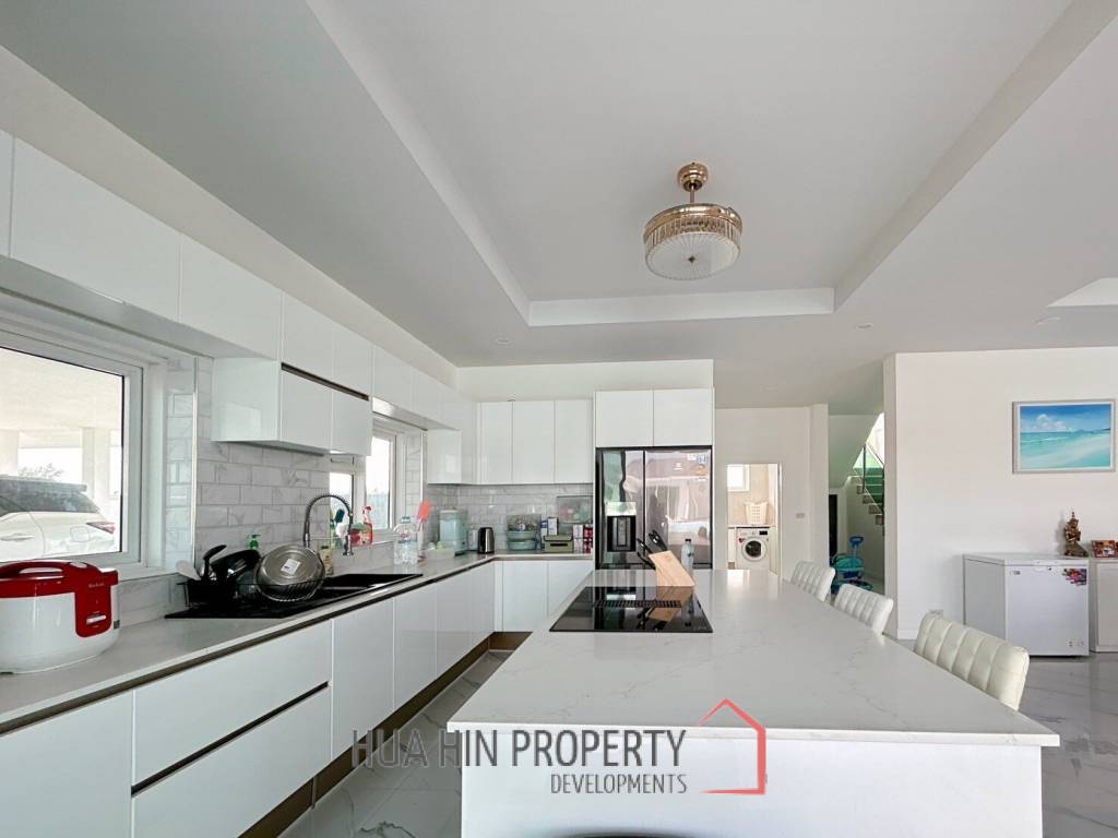 Luxury 7 Bedrooms Pool Villa Close to Black Mountain