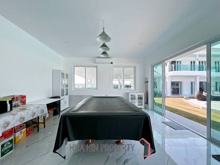 Luxury 7 Bedrooms Pool Villa Close to Black Mountain