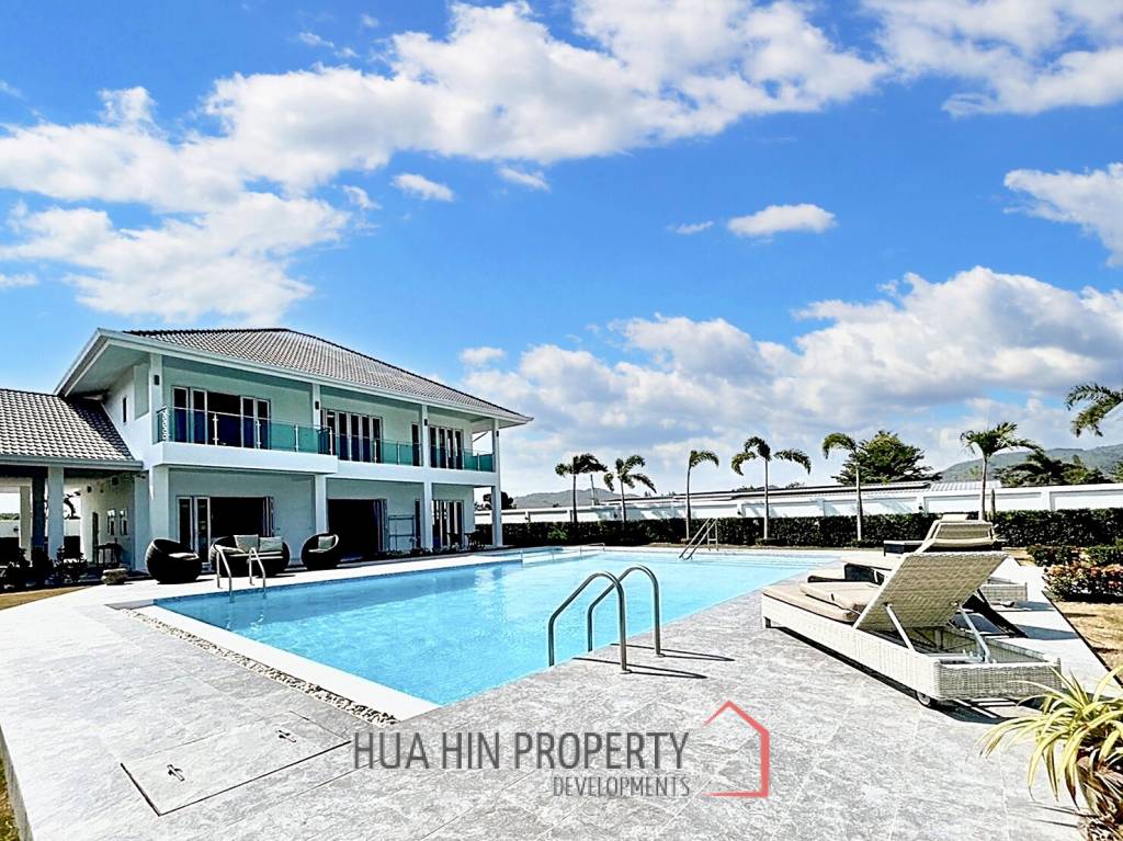 Luxury 7 Bedrooms Pool Villa Close to Black Mountain