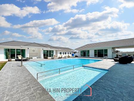 Luxury 7 Bedrooms Pool Villa Close to Black Mountain
