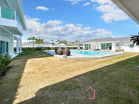 Luxury 7 Bedrooms Pool Villa Close to Black Mountain