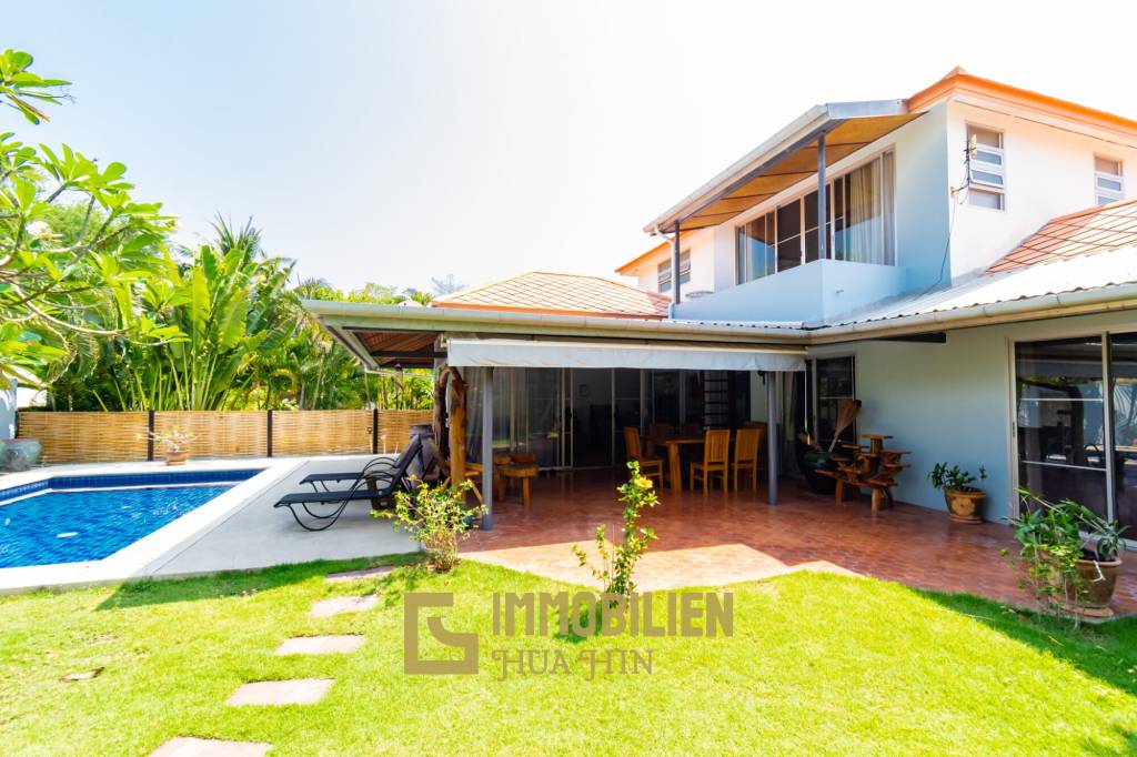 VILLA VISTA : 3 Bed Bali Style pool Villa on 2 floors.