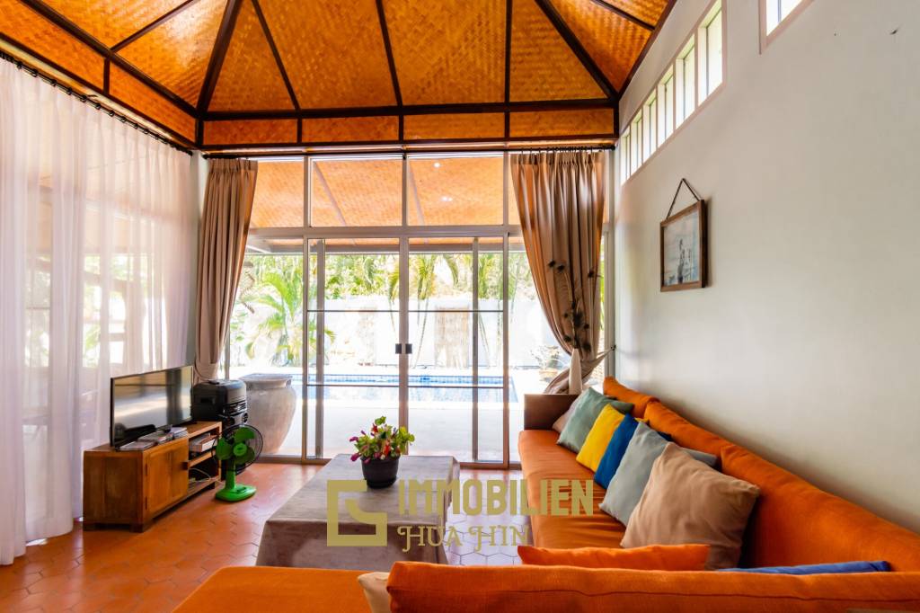 VILLA VISTA : 3 Bed Bali Style pool Villa on 2 floors.