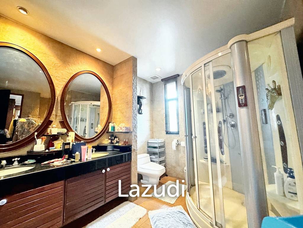 6 Bed 4 Bath 800 SQ.M House for sale in Ekkamai