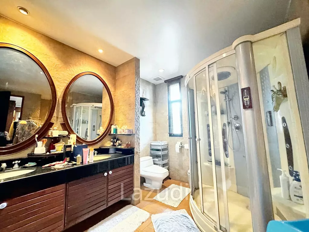 6 Bed 4 Bath 800 SQ.M House for sale in Ekkamai