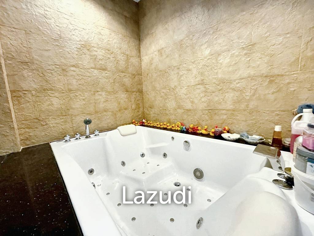 6 Bed 4 Bath 800 SQ.M House for sale in Ekkamai