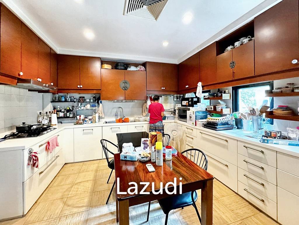 6 Bed 4 Bath 800 SQ.M House for sale in Ekkamai