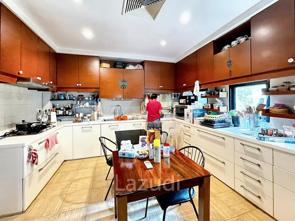 6 Bed 4 Bath 800 SQ.M House for sale in Ekkamai