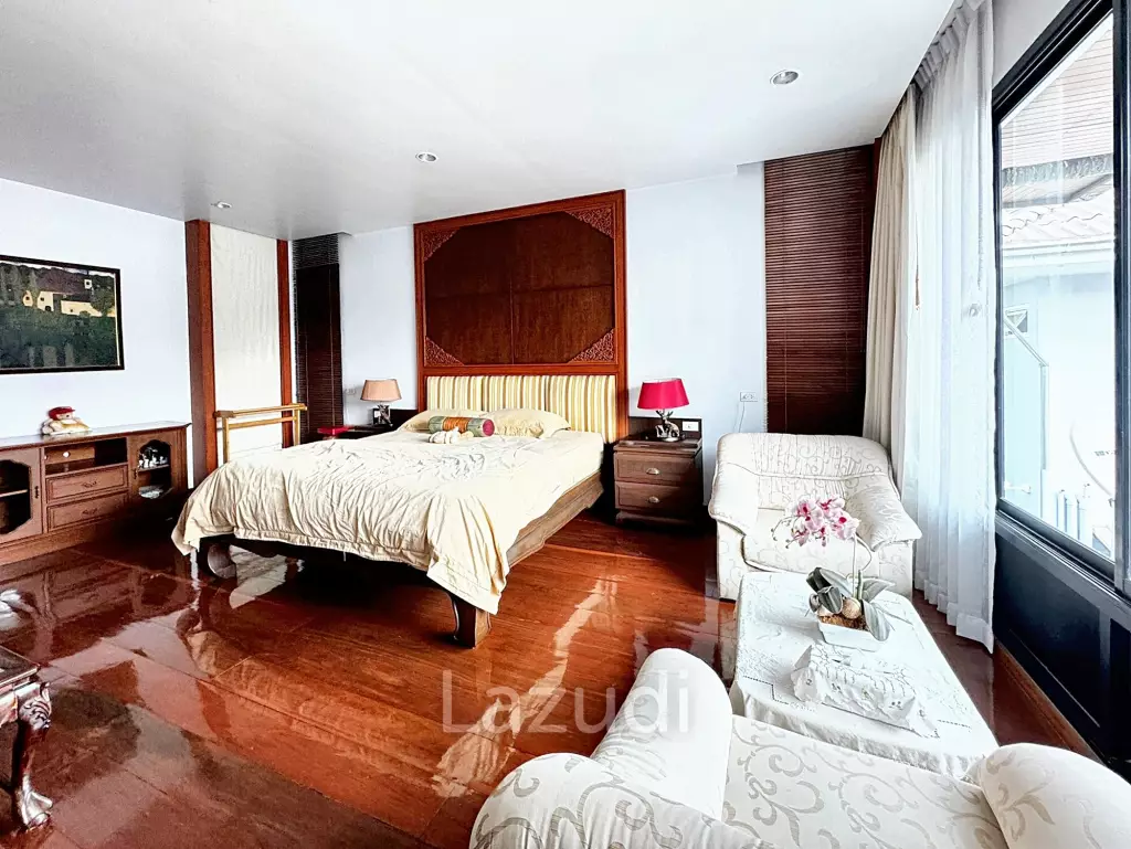6 Bed 4 Bath 800 SQ.M House for sale in Ekkamai