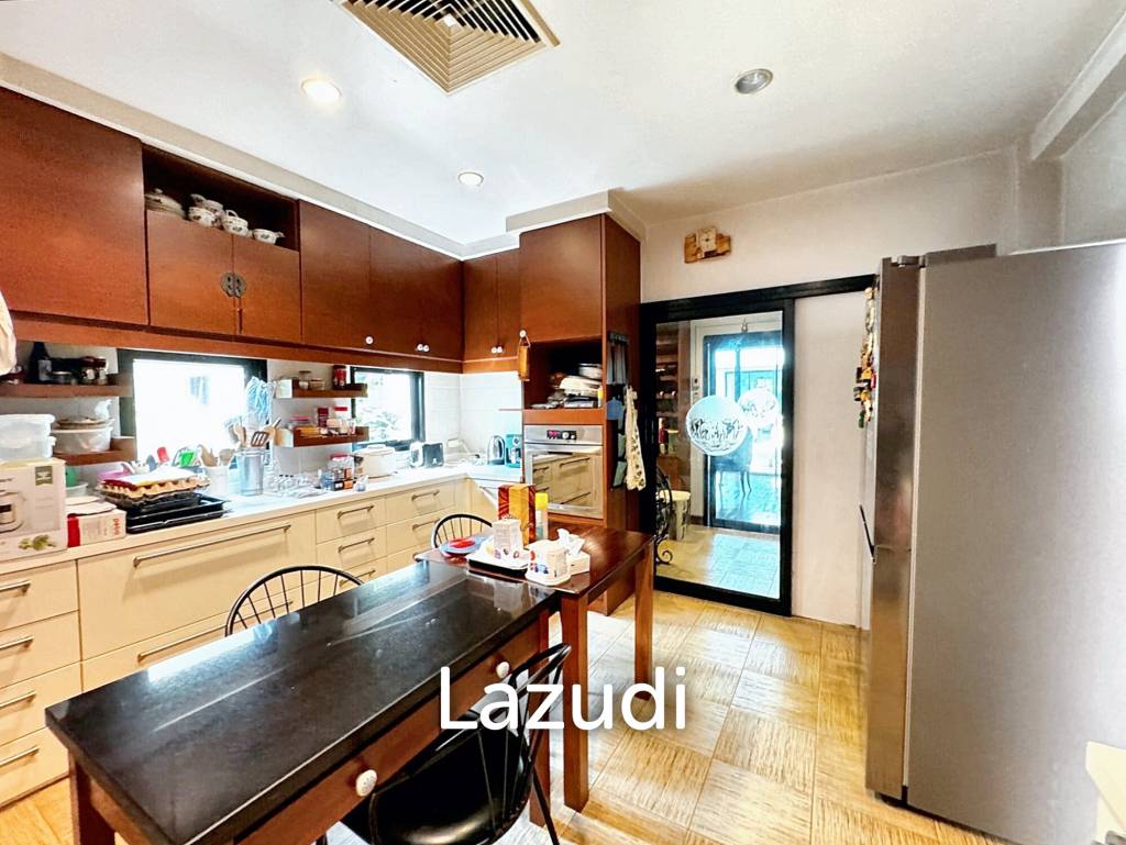 6 Bed 4 Bath 800 SQ.M House for sale in Ekkamai