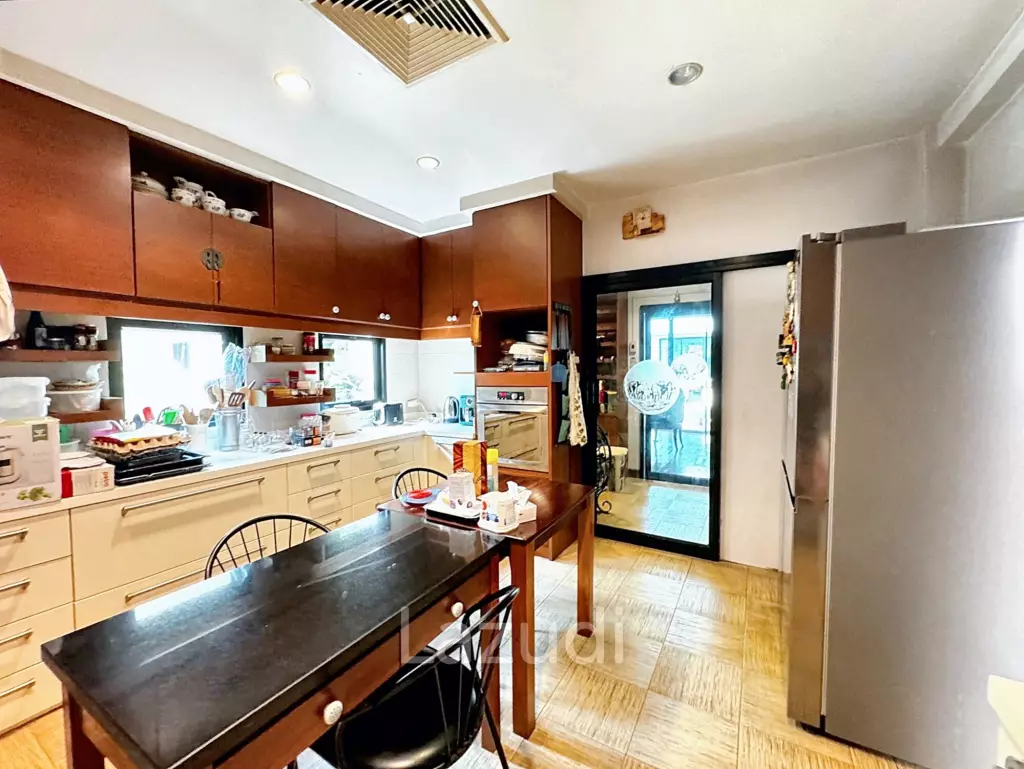 6 Bed 4 Bath 800 SQ.M House for sale in Ekkamai