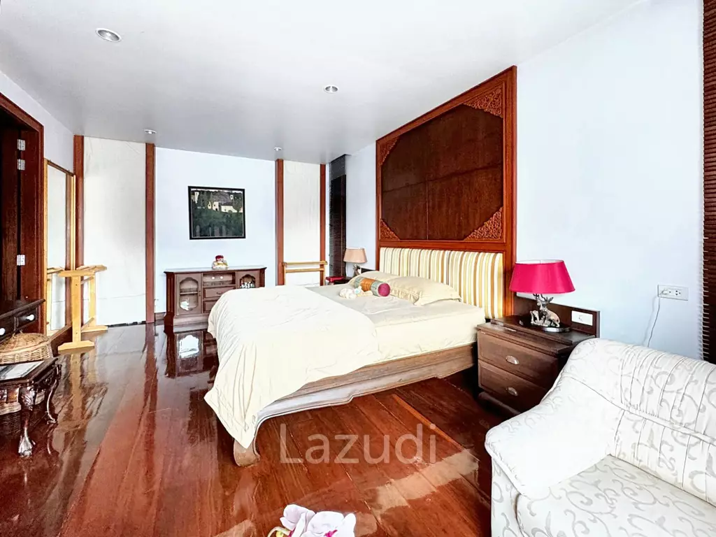 6 Bed 4 Bath 800 SQ.M House for sale in Ekkamai