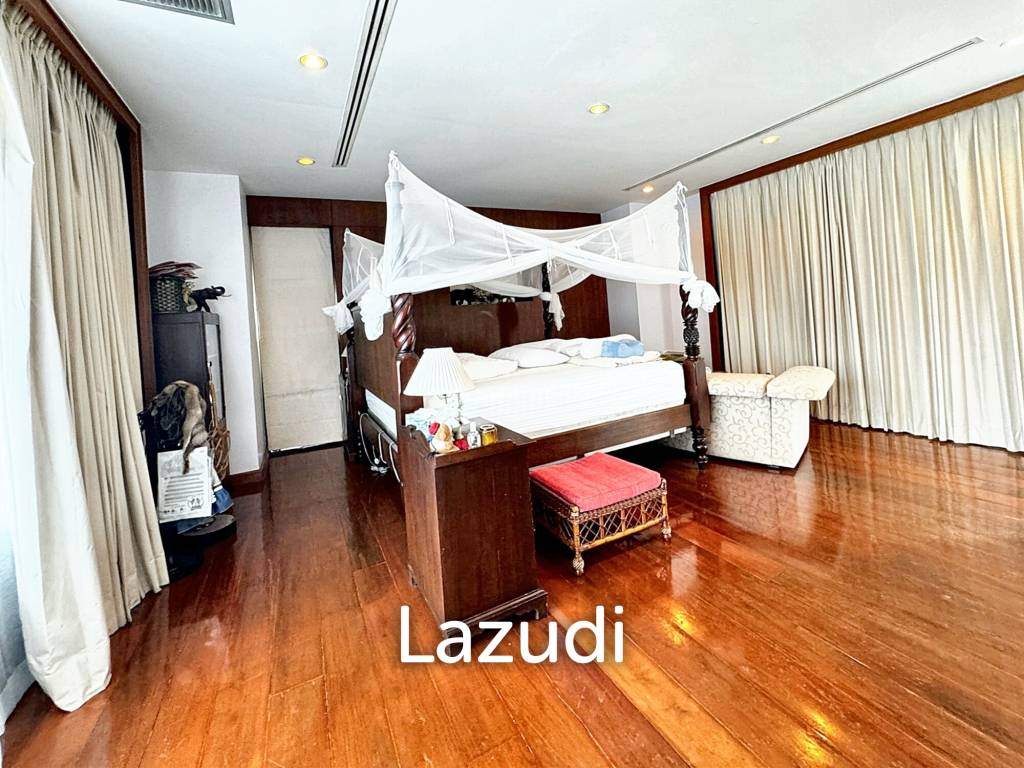 6 Bed 4 Bath 800 SQ.M House for sale in Ekkamai