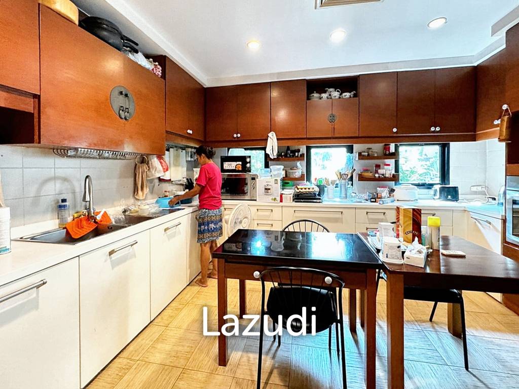 6 Bed 4 Bath 800 SQ.M House for sale in Ekkamai