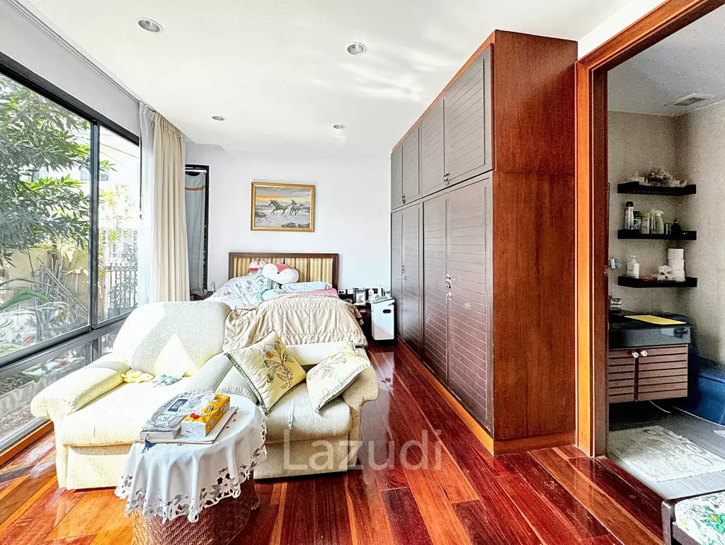6 Bed 4 Bath 800 SQ.M House for sale in Ekkamai
