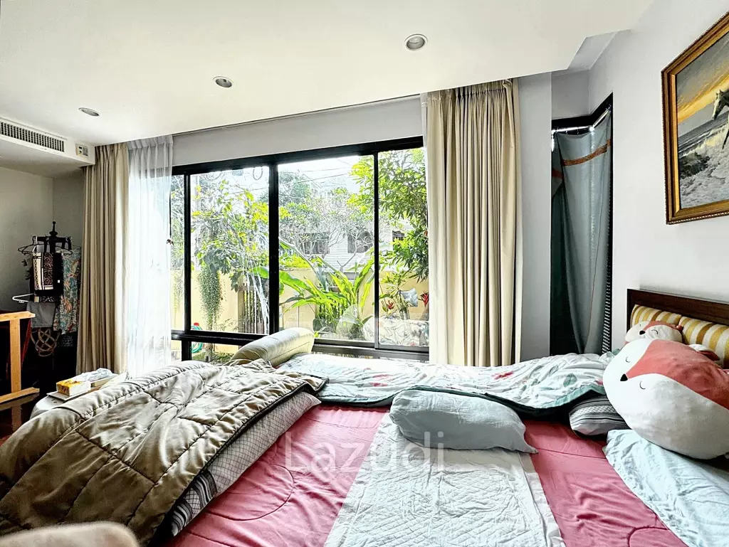 6 Bed 4 Bath 800 SQ.M House for sale in Ekkamai