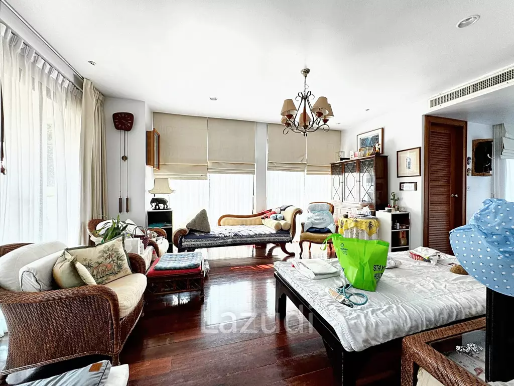 6 Bed 4 Bath 800 SQ.M House for sale in Ekkamai