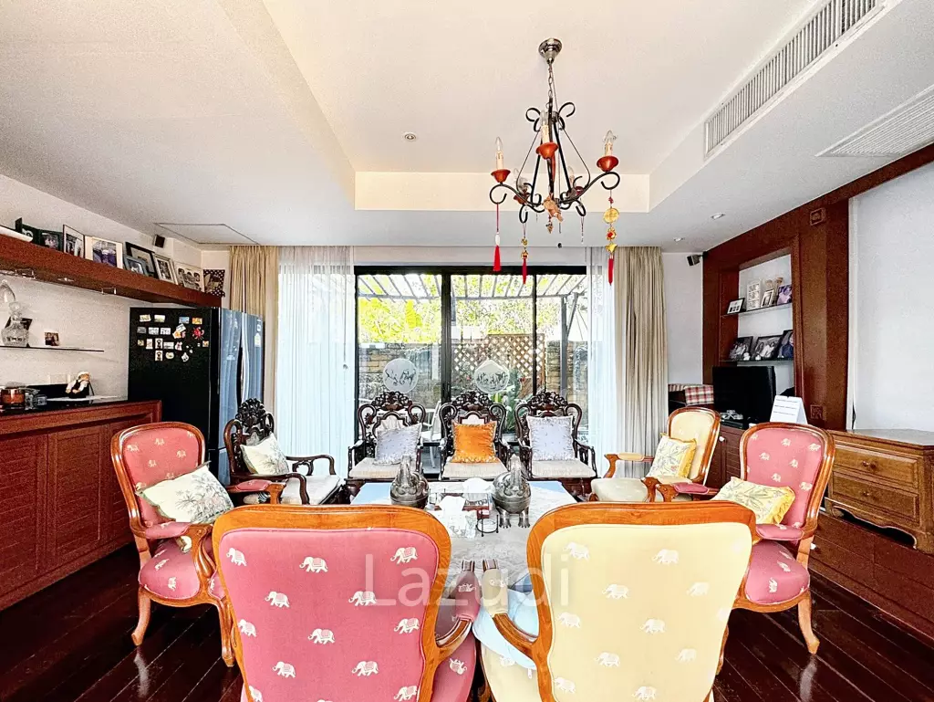 6 Bed 4 Bath 800 SQ.M House for sale in Ekkamai