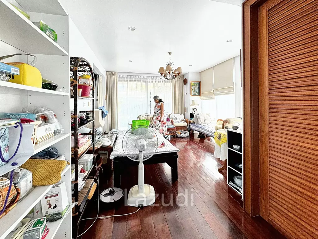 6 Bed 4 Bath 800 SQ.M House for sale in Ekkamai