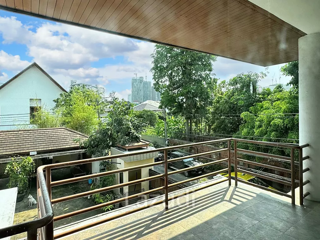 6 Bed 4 Bath 800 SQ.M House for sale in Ekkamai