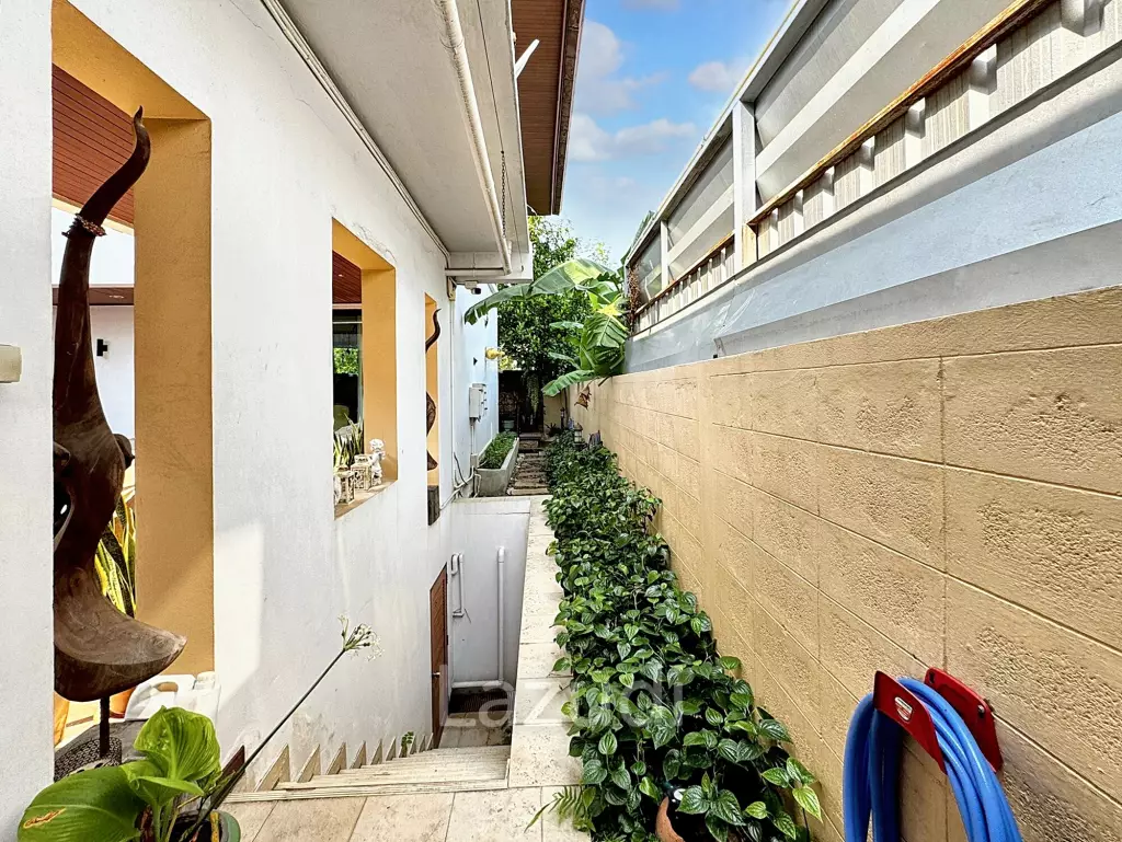 6 Bed 4 Bath 800 SQ.M House for sale in Ekkamai