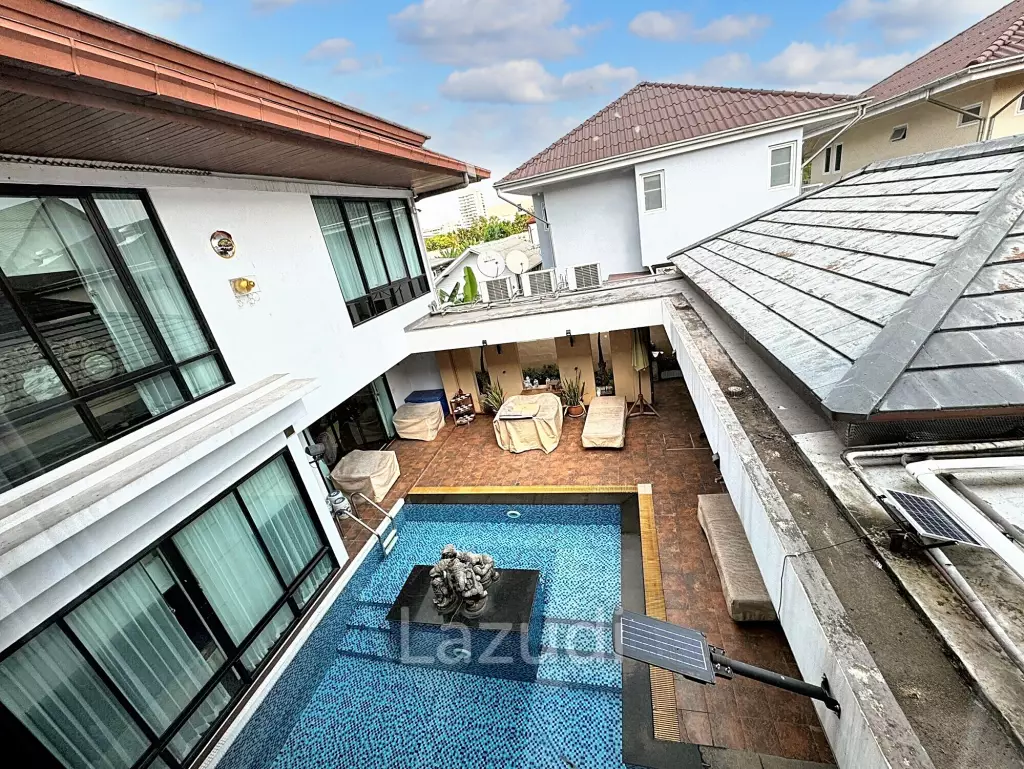 6 Bed 4 Bath 800 SQ.M House for sale in Ekkamai