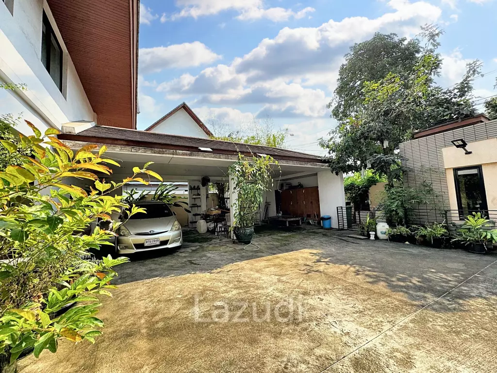 6 Bed 4 Bath 800 SQ.M House for sale in Ekkamai