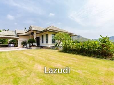 BLACK MOUNTAIN : Stunning Luxurious 4 Bed on the Golf course