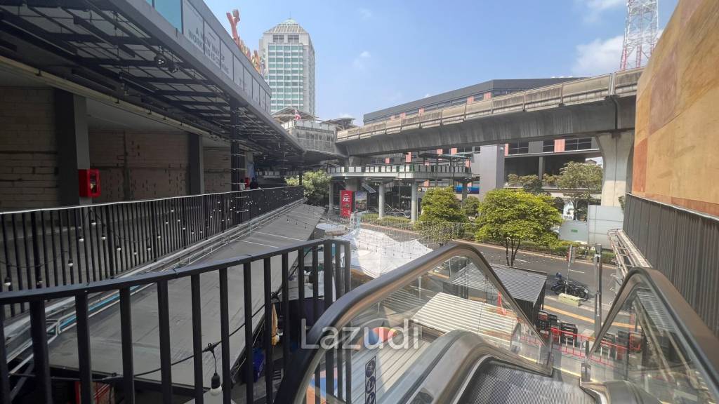 Ultra Versataile Retail Space in Watthana, Bangkok