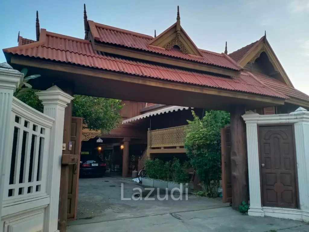 Thai Traditional House in the Central of Chiangmai, 5 bedrooms for SALE