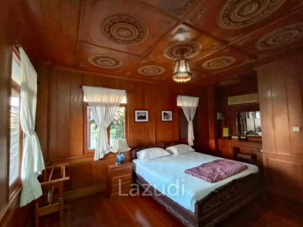 Thai Traditional House in the Central of Chiangmai, 5 bedrooms for SALE