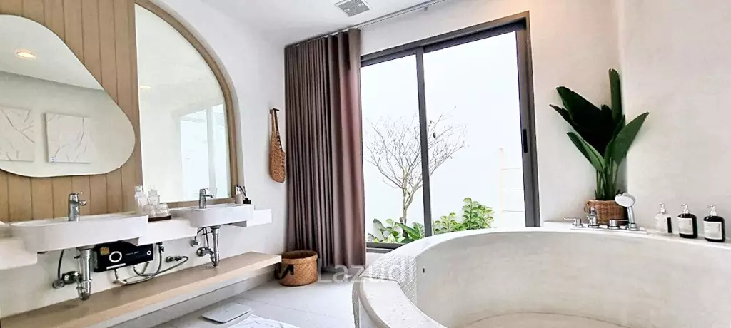 7 Beds 8 Baths 800 SQ.M. Luxury Pool Villa Na Jomtien